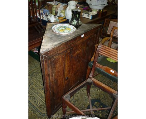 A Georgian Oak wall hanging Corner Cupboard having central door and scratch moulded detail to the surround, 37" wide x 36" hi