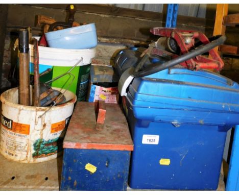 Various hand tools, metal toolbox, foot pump, etc. (a quantity) 