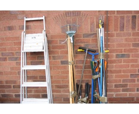 A QUANTITY OF GARDEN TOOLS, and an aluminium step ladder