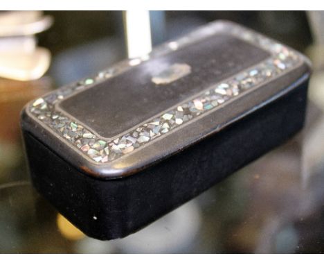 Papier mache Victorian snuff box with decorated top 