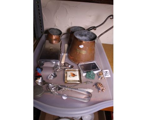 Tray of mixed collectables including silver plated items, Wade and copper