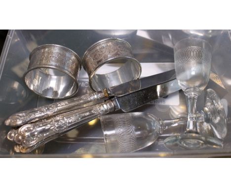Pair of silver napkin rings, Sheffield 1908 and four silver tea knives, Sheffield 1937, A/F 
