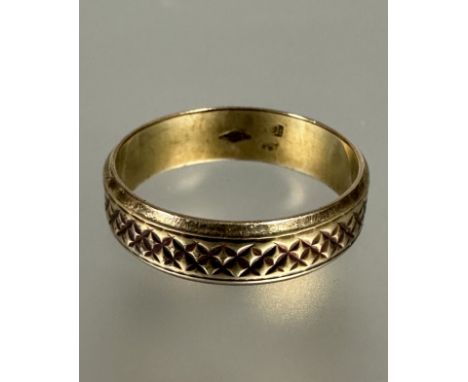 A 9ct gold wedding band with engine turned hatched decoration, R /S. 4.9 g