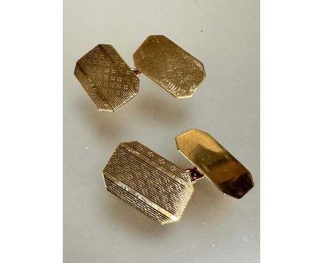 A pair of 9ct gold octagonal sleeve links with engine turned decoration, (L x 1.5 cm) 3.17 g