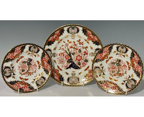 A Royal Crown Derby Imari palette 383 pattern dessert plate, 21.5cm diameter; pair of 383 pattern tea plates, all first quali