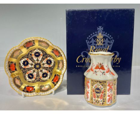 A Royal Crown Derby 1128 Imari pattern petal trinket dish, solid gold band, first quality; a 1128 pattern vase, 8.5cm high, f