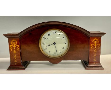 An Edwardian Art Nouveau mahogany inlaid mantel clock, 31.5cm wide 