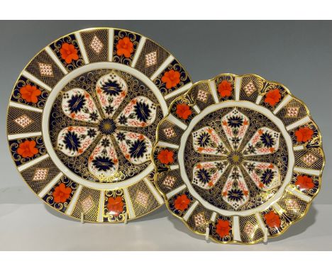 A Royal Crown Derby 1128 Imari pattern shaped circular plate, 21.5cm diameter, first quality; a 1128 Imari dinner plate, 26.5