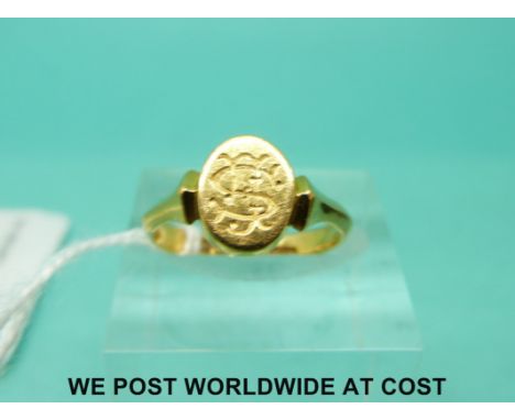 A 22ct gold signet ring (Size K, 3.8g)