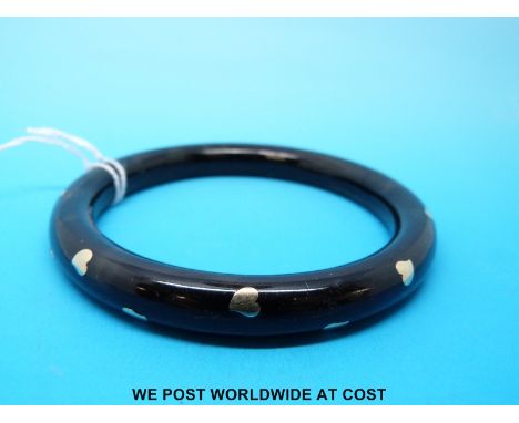 A gold inlaid or pique work tortoiseshell effect bangle, inlaid all round with hearts