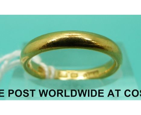 A 22ct gold wedding band (Size K, 4.7g) 