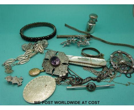 A quantity of hallmarked silver and white metal brooches, fruit knife, bangle and scent bottle, 9ct gold locket etc