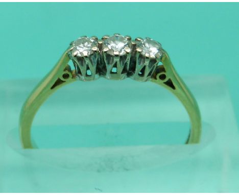 An 18ct ring set with three diamonds (size L)