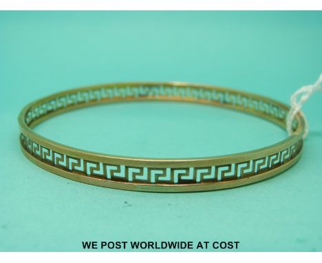 A 9ct gold bangle with pierced Greek Key design (7.1g) 