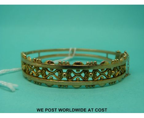 A late Victorian 9ct gold bangle with lattice decoration (11.1g) 