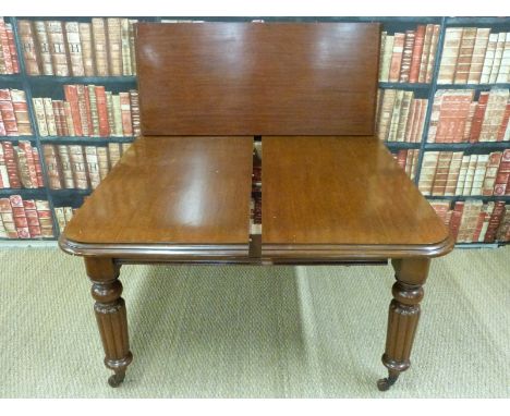 A Victorian wind out dining table with reeded legs raised on ceramic castors with extra leaf (H73, length extended 175cm, len