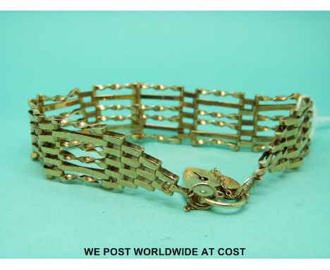 A 9ct gold gate link bracelet with a 9ct gold heart padlock (10.8g)