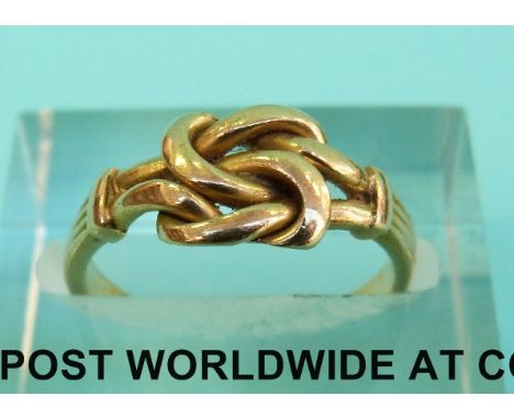 An 18ct gold ring in the form of a knot (Size K, 3.3g)