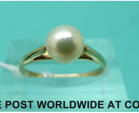 A 9ct gold ring set with a pearl (size L)