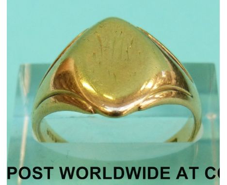 An 18ct gold signet ring (Size R, 7.7g) 