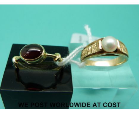 Two 9ct gold rings, one set with a garnet cabochon and the other a pearl (size L)