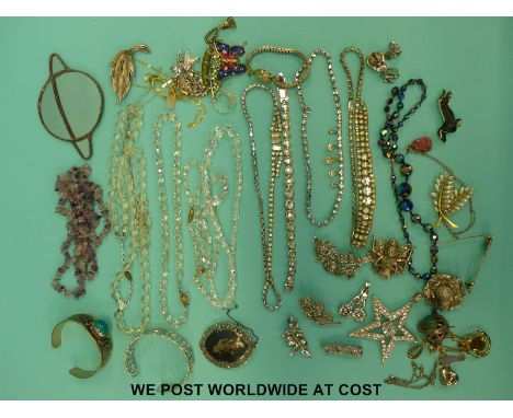 A collection of jewellery to include silver, bracelets, necklaces, amethyst necklace, Siam brooch etc 