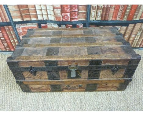 A vintage metal and ash bound trunk with lift out tray (H33xL76xW43cm)