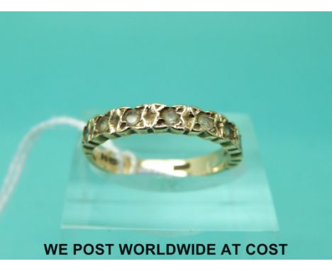 A 9ct gold ring (size L)