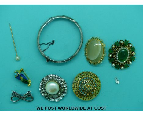 A collection of costume brooches to include an enamel owl and a hallmarked silver bangle 
