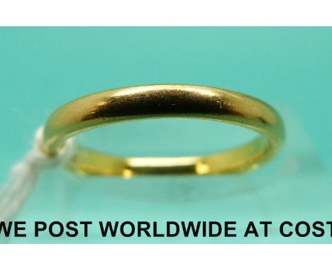 A 22ct gold wedding band (Size K, 3g) 