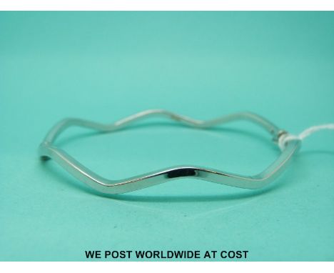 A 9ct white gold bangle in wave design (4.2g)