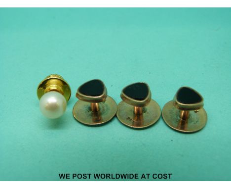 Three 9ct gold studs set with oynx and a pearl stud. 