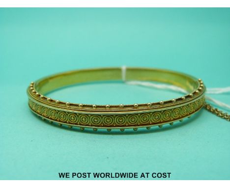 A Victorian gold bangle with applied filigree decoration (12.4g) 