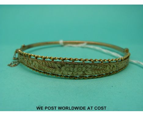 A 9ct gold bangle with engraved foliate decoration (5.3g)