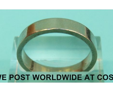 An 18ct white gold wedding band (Size R, 6.7g)