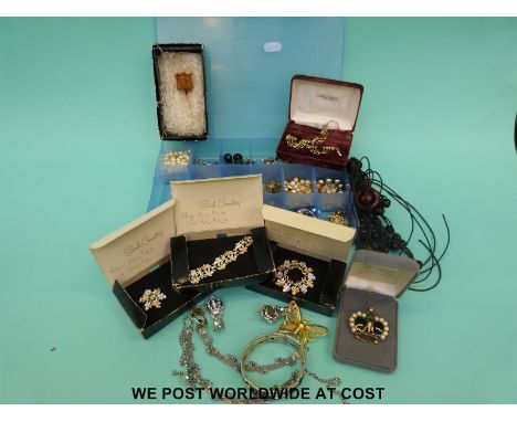 A quantity of costume jewellery to include Sarah Coventry brooch, earrings, bracelet and ring, Monet brooch, beads and loose 