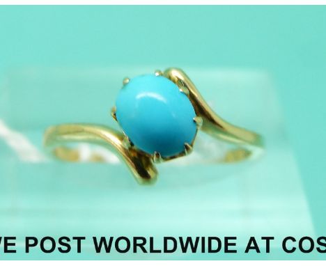 An 18ct gold ring set with a turquoise cabochon (size J/K)