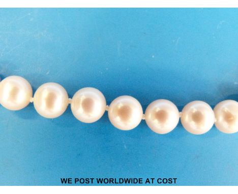 A single strand pearl necklace with 14ct gold clasp