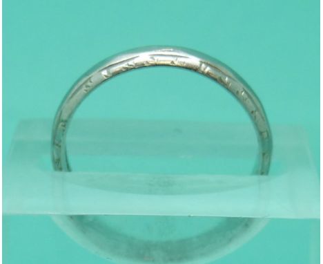 A platinum wedding band with chased floral decoration, 3.1g (size K) 
