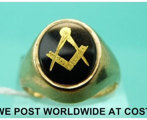 A 9ct gold ring set with onyx decorated with a gold Masonic symbol (Size R, 6g) 