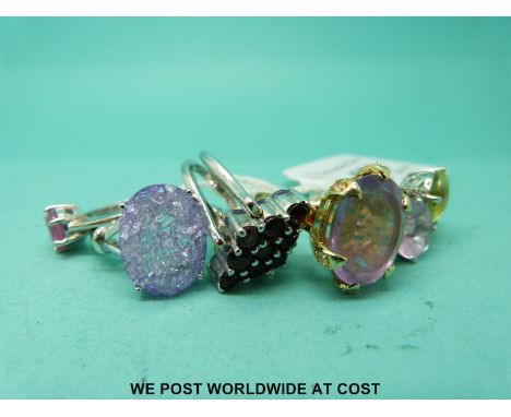 Five silver rings variously set with crackled quartz, pink sapphire, garnets, amethyst and perdiot 