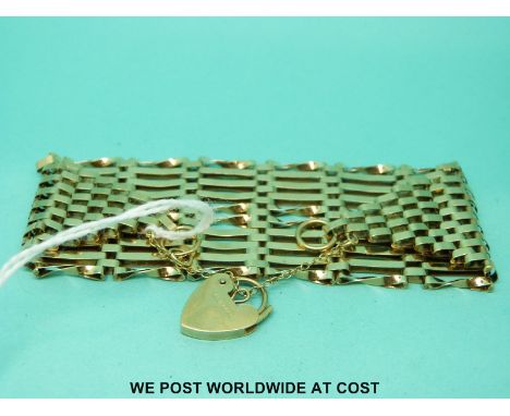A 9ct gold gate bracelet (20.2g)