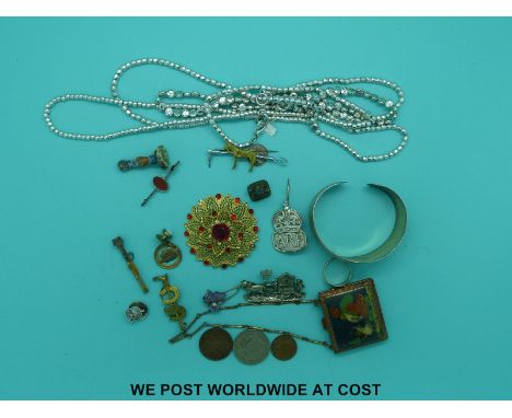 A collection of costume jewellery to include 9ct gold signet ring, silver necklace, silver bangle, silver ARP brooch etc 