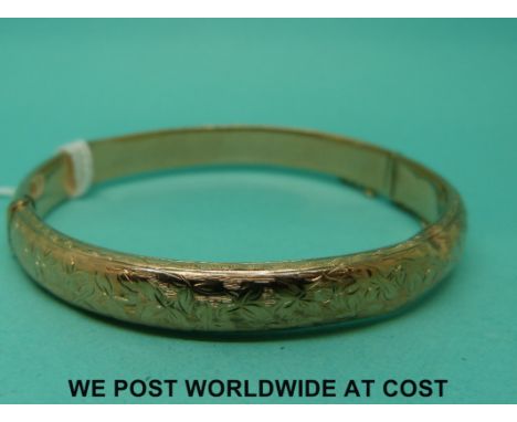 An Edwardian 9ct gold bangle with engraved foliate design (9.2g)