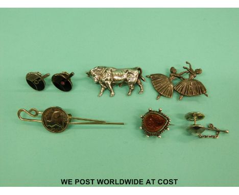 A quantity of hallmarked silver, enamel and other brooches and pins to include a bull, dancers etc