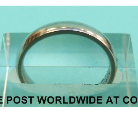 A platinum wedding band (Size K, 3g)