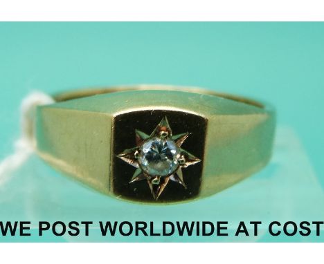 A 9ct gold ring set with a diamond in a star setting (size R)