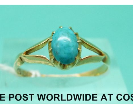 An 18ct gold ring set with a turquoise cabochon (size R)