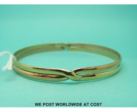 A 9ct bi coloured gold bangle (18g)