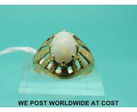 A 14ct gold ring set with an opal cabochon (size P)